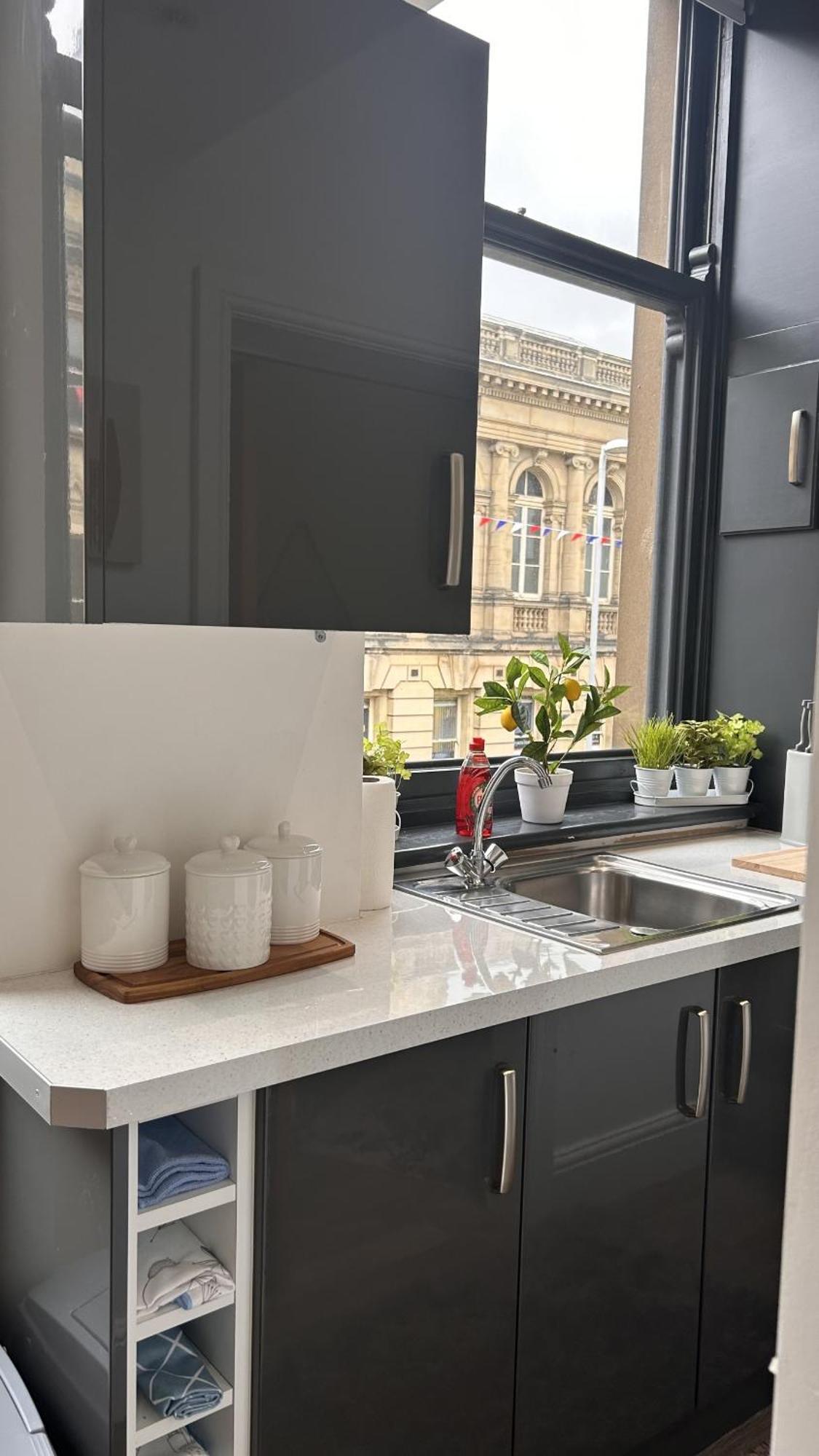 Cozy 1-Bedroom Apartment In The Heart Of Barnsley Town Centre Exterior photo