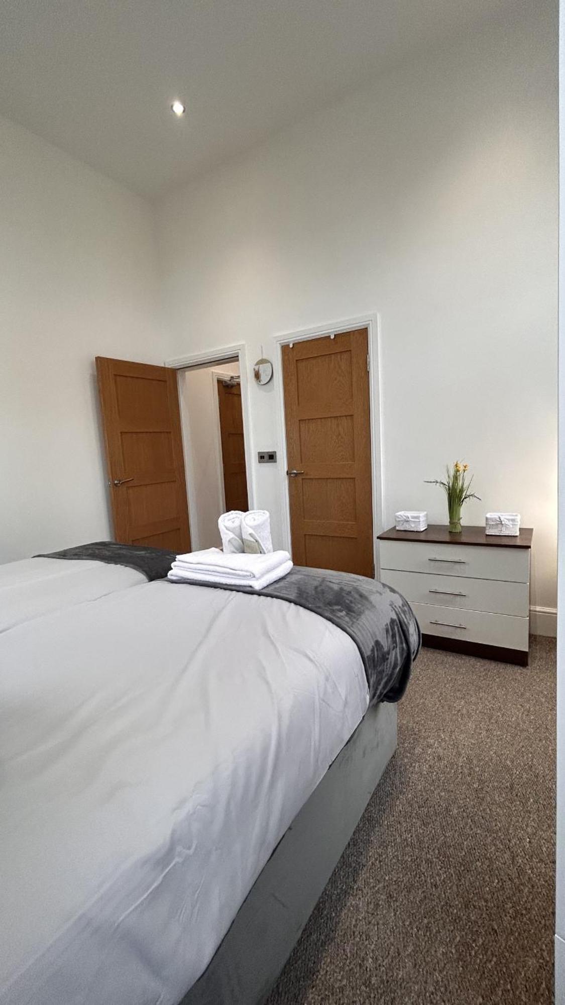 Cozy 1-Bedroom Apartment In The Heart Of Barnsley Town Centre Exterior photo